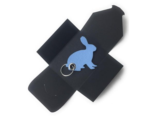 Filz-Schlüsselanhänger - Hase sitzend - eisblau/blau - Gravur