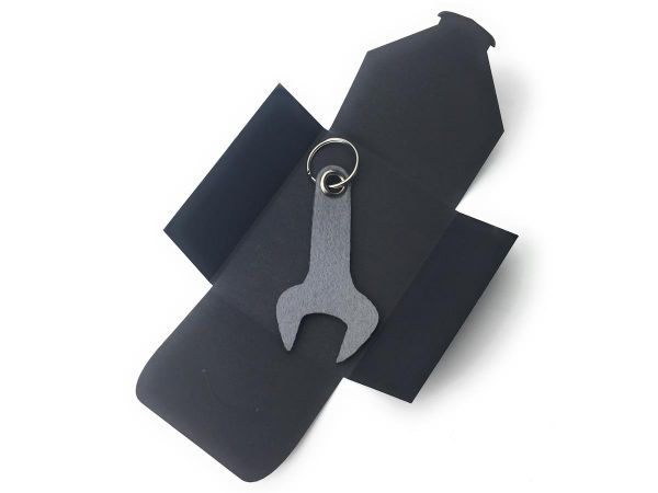 Filz-Schlüsselanhänger - Schraubenschlüssel - taubengrau/grau - Gravur optional